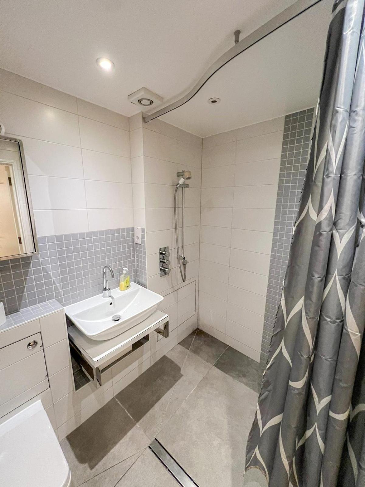 Spacious 3-bedroom Flat In Holloway With Unique Patio With Free Wi-fi *